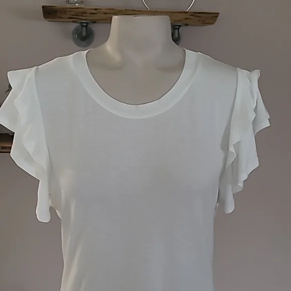 NWT Ruffled shoulder top - Picture 2 of 6